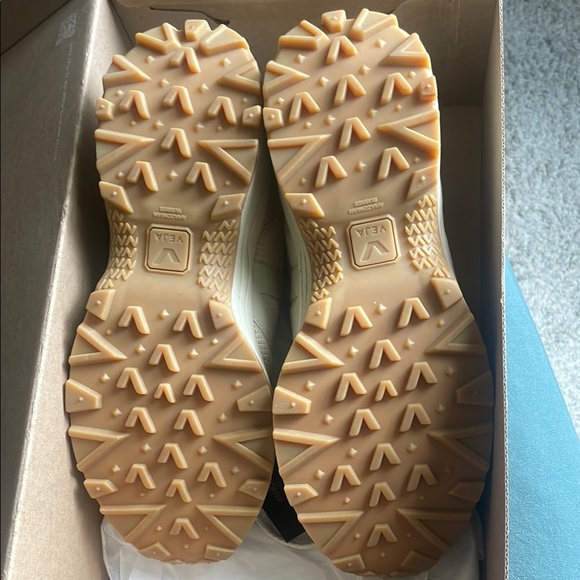 Veja X Reformation Women's Cream Sneakers - Picture 4 of 9